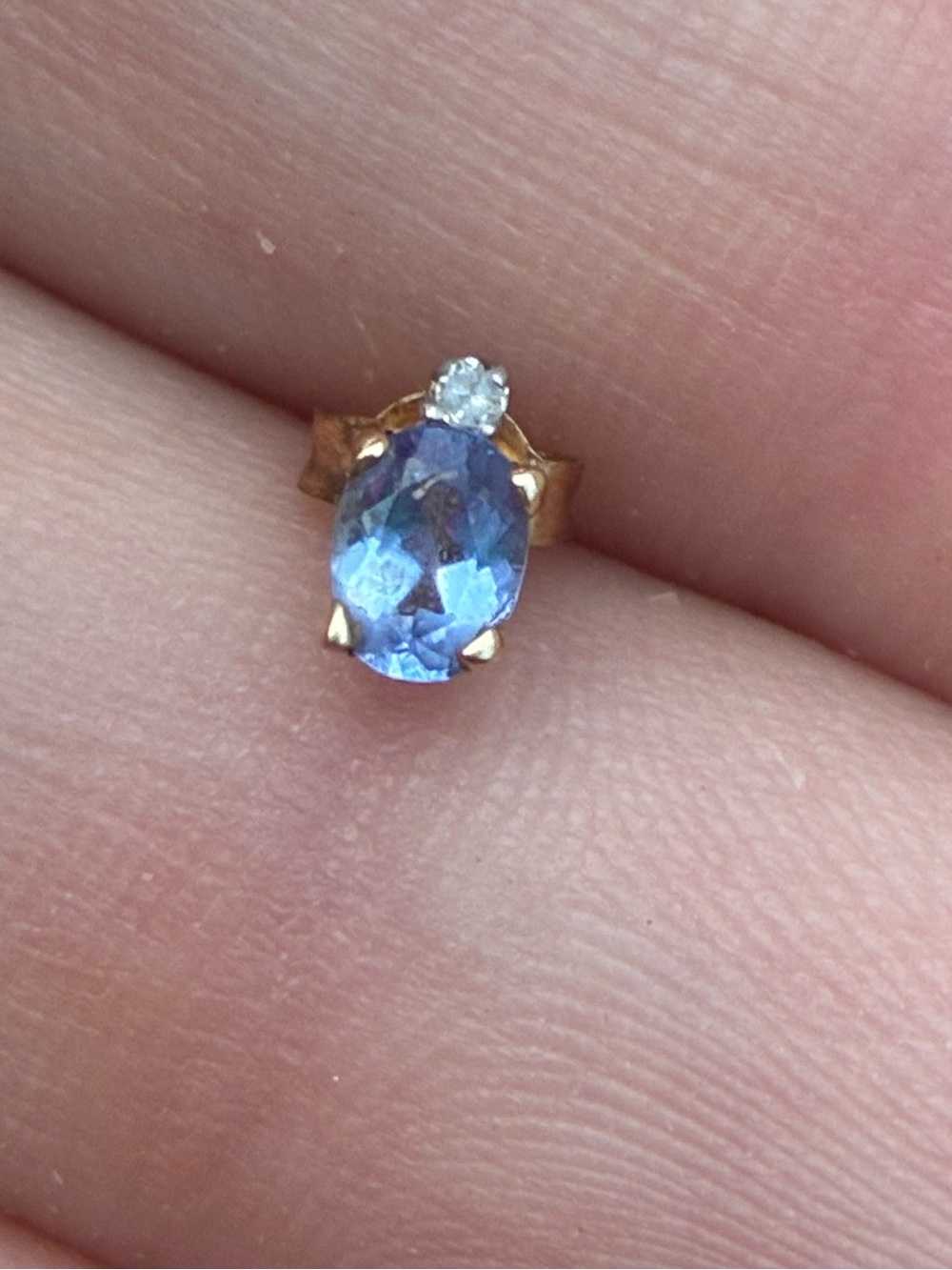 Single solid 10k yellow gold
Genuine tanzanite /diamond stud earring